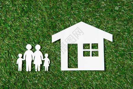 草地上家庭和房屋的纸面背景图片