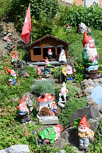 在瑞士阿尔卑斯山的恩格尔贝格一栋房子花园中背景图片