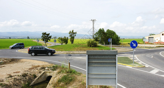 塔拉戈纳埃布罗三角洲公路上的环形交叉路口图片