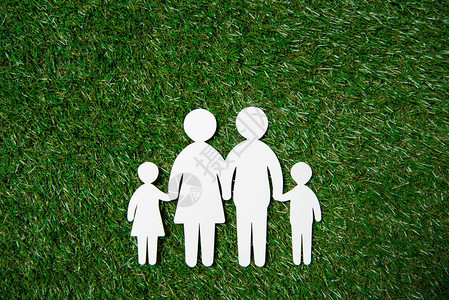 草地上家庭白皮书人物的顶视图背景图片
