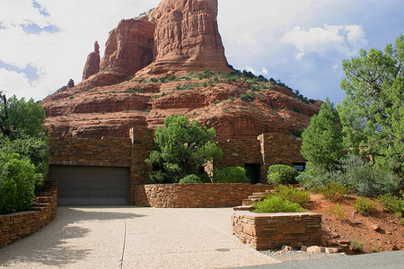 Arizona风格的家建在岩石脸上照片拍摄在Se图片