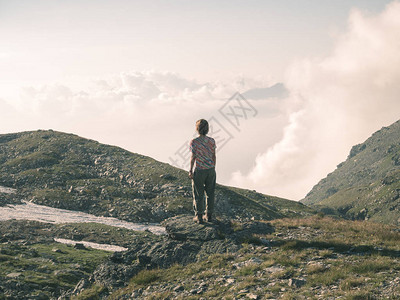 一个人看着阿尔卑斯山高处的景色图片