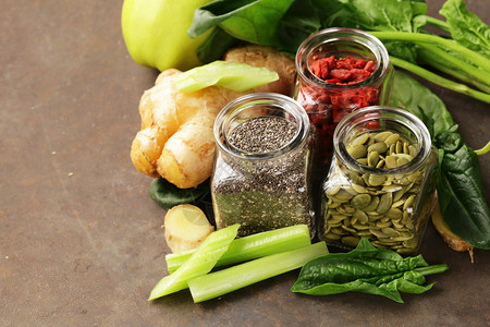 超级食物枸杞奇亚籽和南瓜籽配蔬菜图片