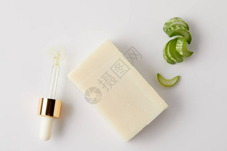 白色表面的浮露器肥皂和aloever图片
