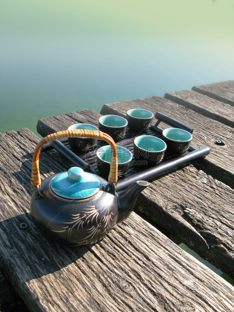 木制码头上的茶具图片