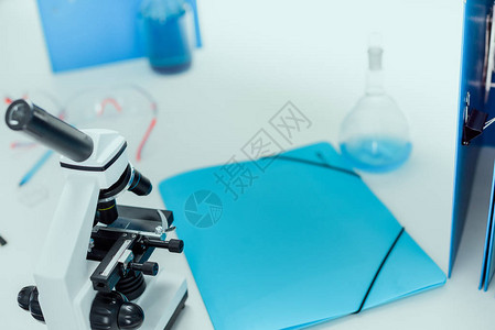 化学实验室桌面上带有蓝色试剂和图片