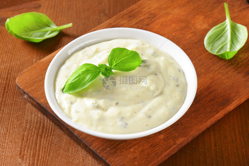 由蛋黄酱奶油牛奶大蒜草药香料和乳酪制成图片