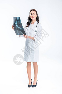 拥有X光图像和观看白色隔离相机的美丽女医生全长图片
