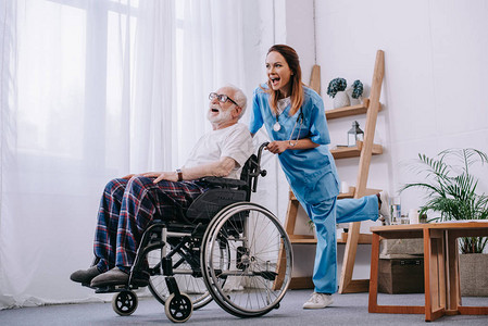 轮椅上的护士和高级病人玩得开心图片