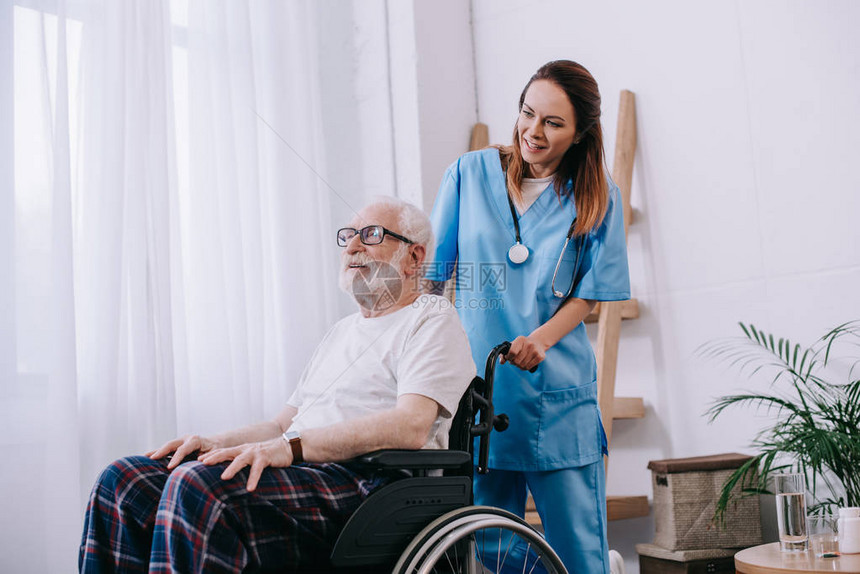护士与老人推轮椅图片