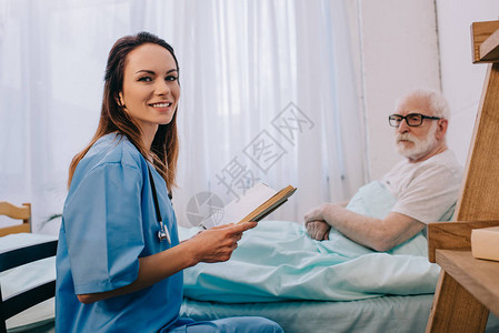 护士和老人阅读书图片
