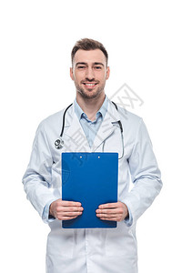 带听诊镜和剪贴板的微笑男医生背景图片
