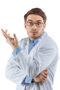 穿着白大衣的年轻男化学家手握尖鼓姿势图片