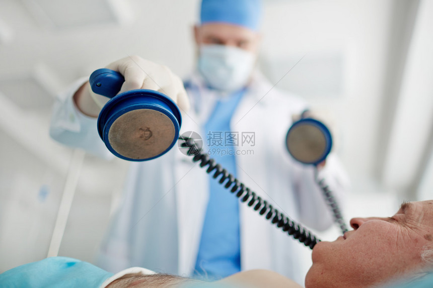 医生在急诊室对病人进行除颤器图片