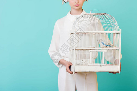 与鹦鹉关在白笼中的女孩被切图片