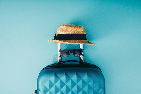 草帽太阳镜和旅行背景图片