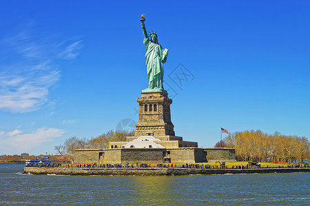 美国纽约市上纽约湾的自由岛和雕像在上纽约湾游图片