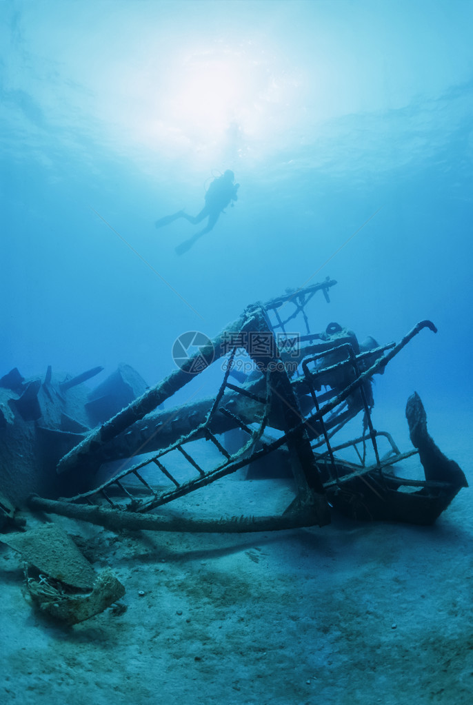 意大利地中海潜水员和沉船残骸图片