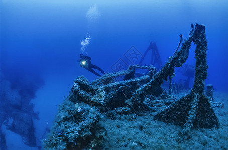 意大利地中海潜水员和沉船残骸背景图片