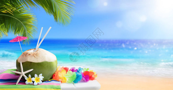 热带海滩的新鲜椰子饮料图片
