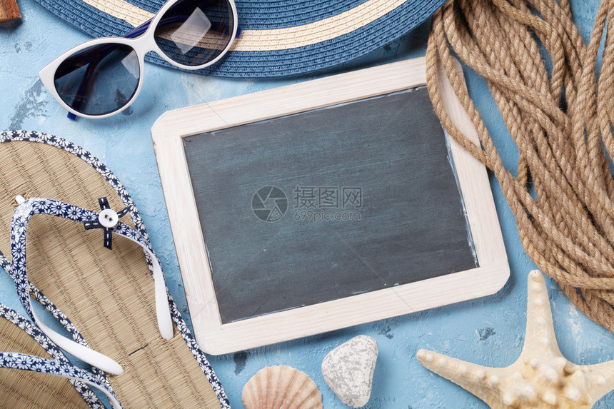 沙滩附件用于您在石头背景上的文字的翻页太阳镜贝壳和黑板带有复制空图片
