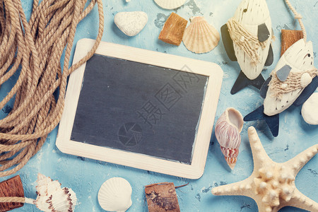 海滩度假背景贝壳和黑板为您的文字在石头背景带有复制空间的顶视图片