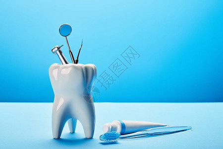近视白牙模型牙刷牙膏和蓝色背景的不锈图片
