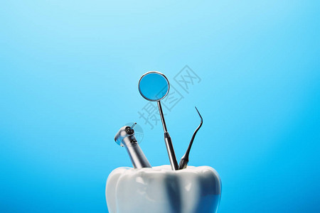 近视白牙模型和蓝色背景的不锈牙仪器图片