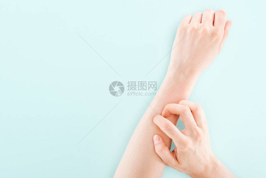 以蓝色过敏概念孤立地用手痒切女图片