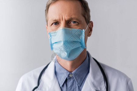 穿戴灰色蓝医疗面具的背景图片