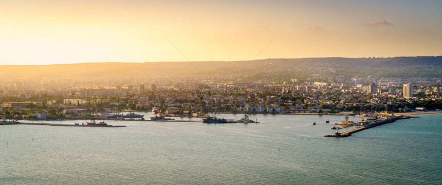 保加利亚瓦尔纳港黑海岸线的观察保图片