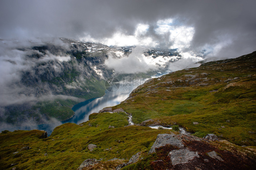挪威Ringedalsvatnet湖奥达的Trolltun图片