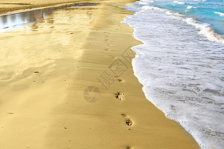 海滩步道热带沙滩上的脚印和倒影图片