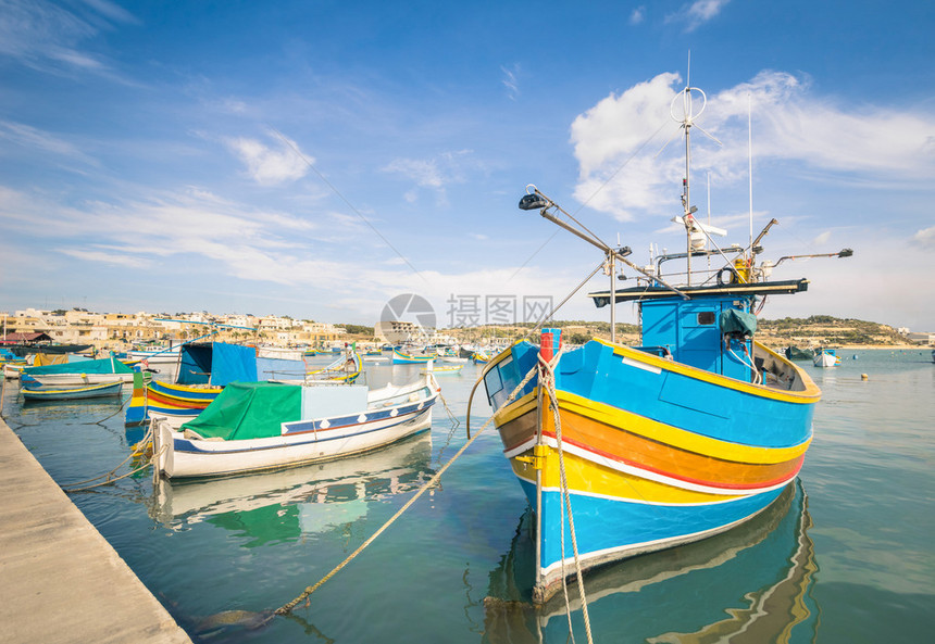 Marsaxlokk马耳他东南地中海传统渔民村的多彩典型船只图片