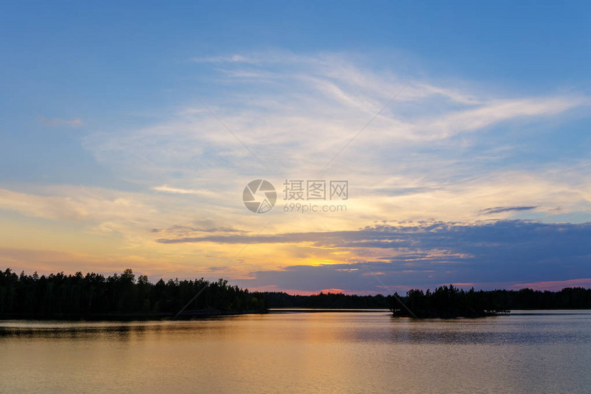 夏日夕阳与森林湖上的云彩图片