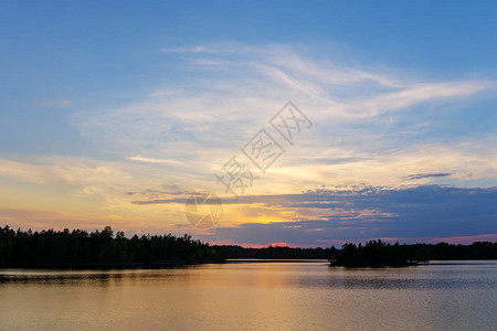 夏日夕阳与森林湖上的云彩图片