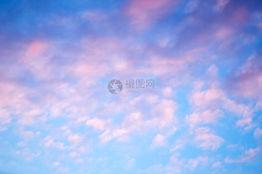 美丽的蓝色傍晚天空与云彩图片