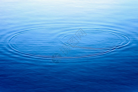 水背景水面上的涟漪图片