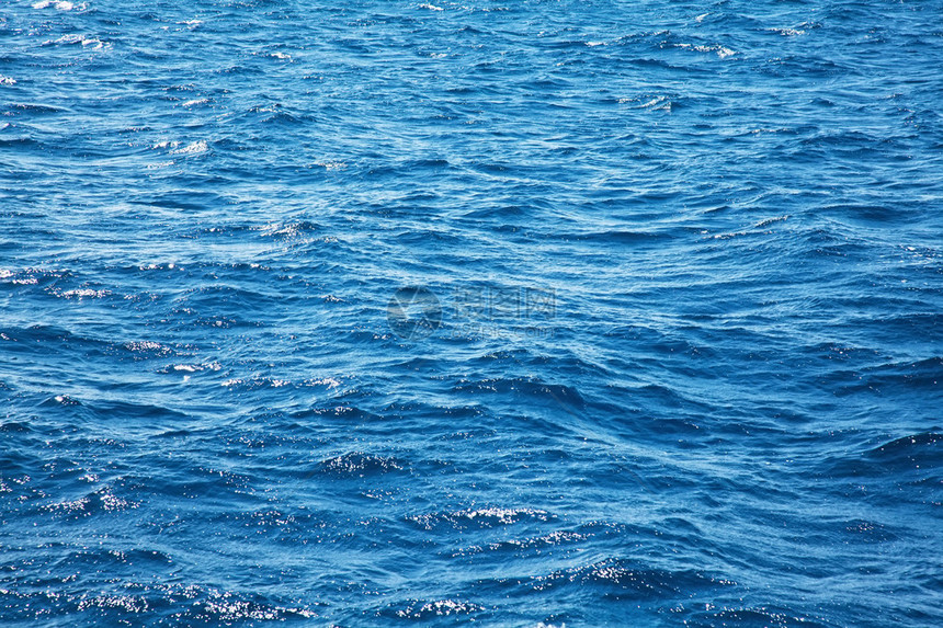 与波浪的深蓝色海水图片