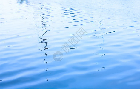 抽象蓝色波纹海水背景图片