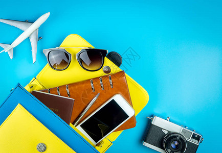蓝色背景中带玩具飞机的旅行配图片