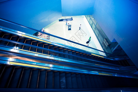 商场内的自动扶梯图片