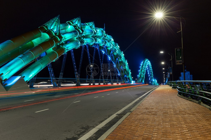 越南岘港灯火通明的龙桥图片