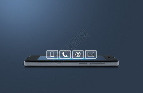 浅蓝色背景下现代智能手机屏幕上的电话手机at和电子邮件按钮图片