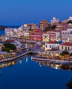 希腊夜间克里特的AgiosNikolaos市和Vouli图片