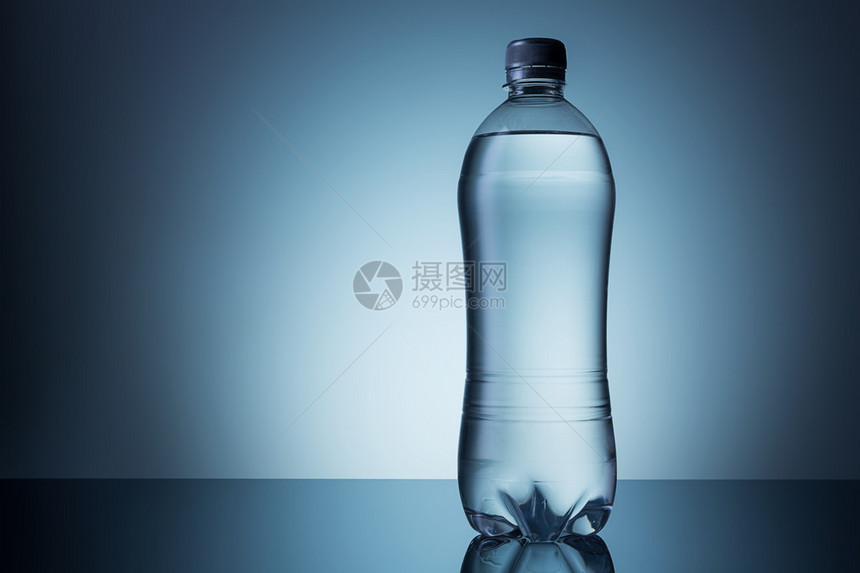矿泉水塑料瓶在演播室拍摄的5图片