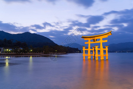 日本夜晚的严岛神社图片