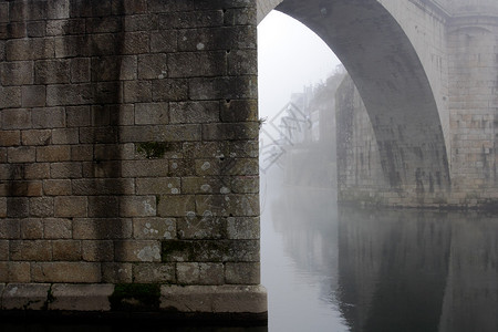 在葡萄牙北部的雾天清晨在浪漫城市阿马兰特的老桥图片