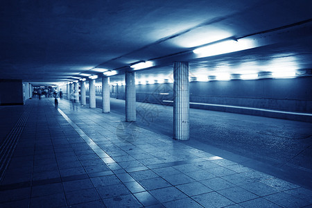 通往火车站台的隧道背景图片