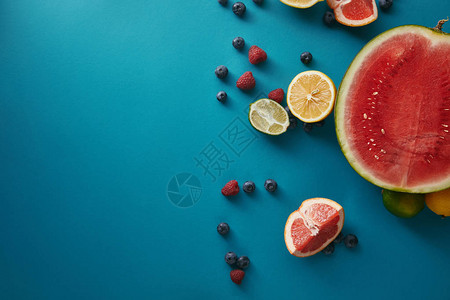 蓝色表面水果和浆图片